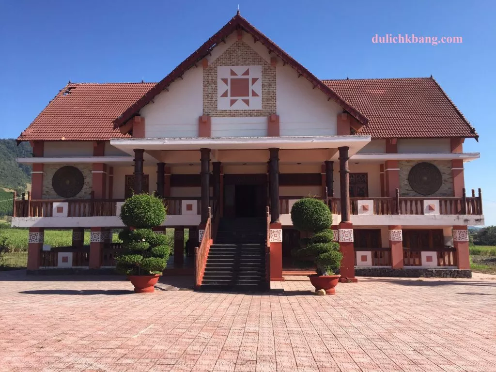 Nhà tưởng niệm Anh hùng Núp – Làng kháng chiến Stơr