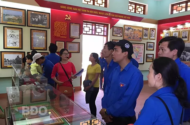 Về thăm nhà truyền thống Chi bộ Hồng Lĩnh