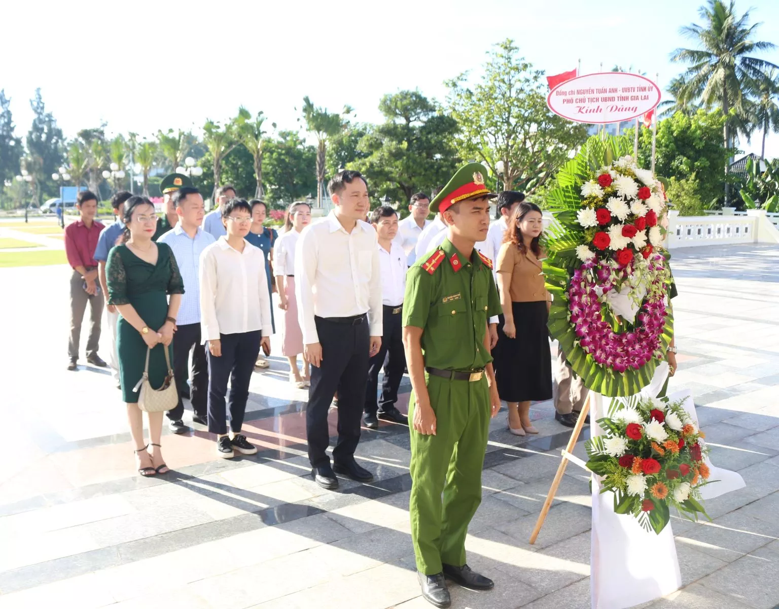 Phó Chủ tịch UBND tỉnh Nguyễn Tuấn Anh dâng hoa, dâng hương tại Nhà lưu niệm Chi bộ Cửu Lợi